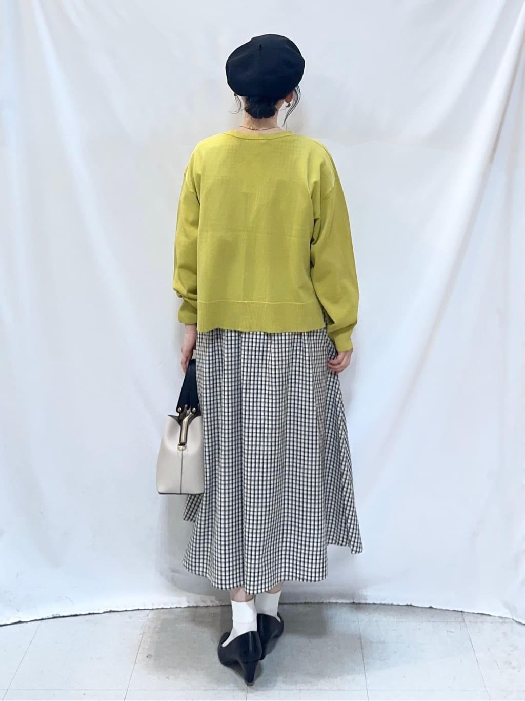 𝐇𝐢𝐫𝐨𝐦𝐢さんの「SHOO･LA･RUE｜【洗濯機可/UV】さらっとしたタッチが心地よい ショート丈 Vネックカーディガン」を使ったコーディネート