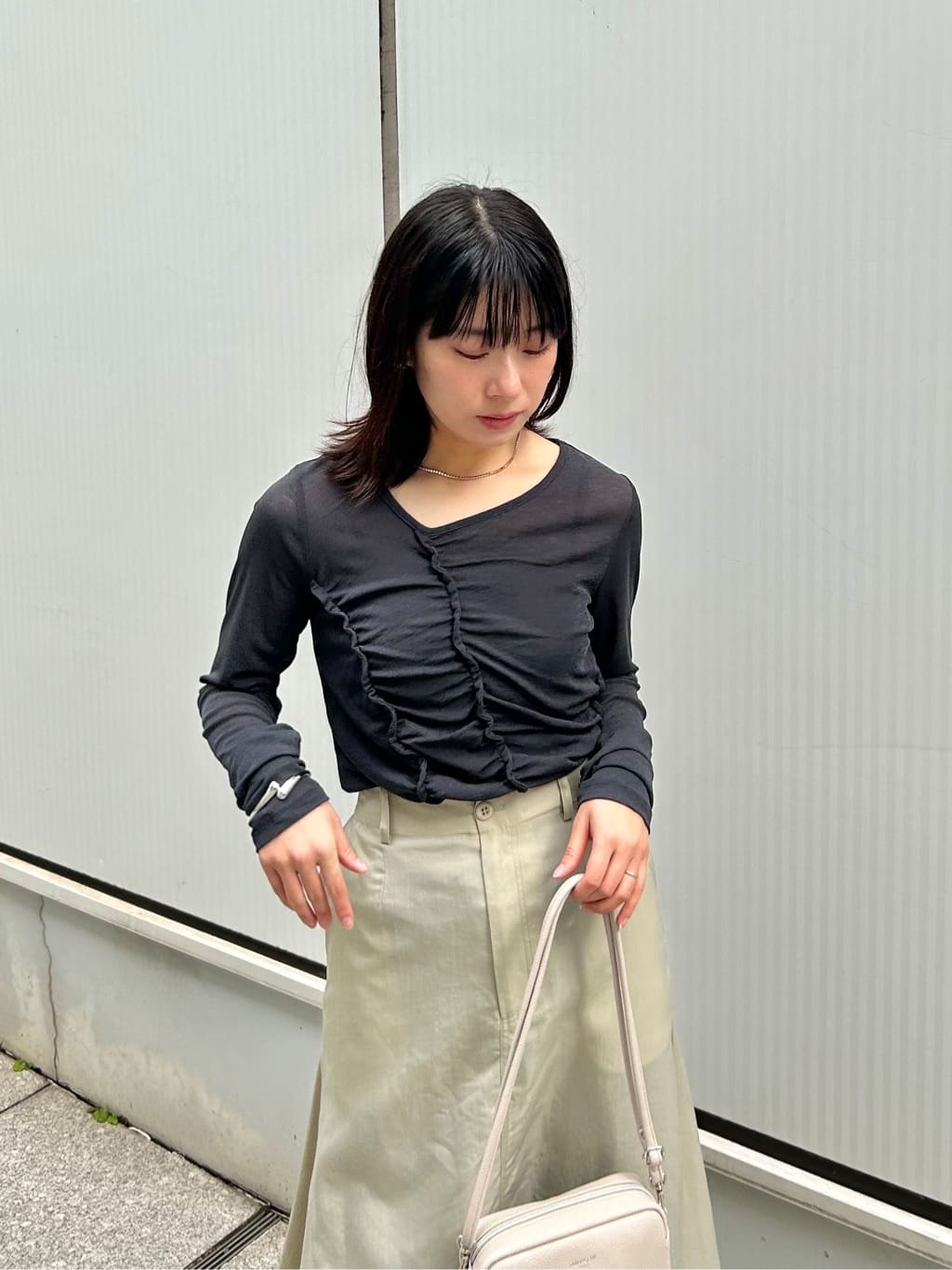 RINAさんの「OPAQUE.CLIP｜【es】アシンメトリーシャーリング シアーカットソー【洗濯機OK】」を使ったコーディネート