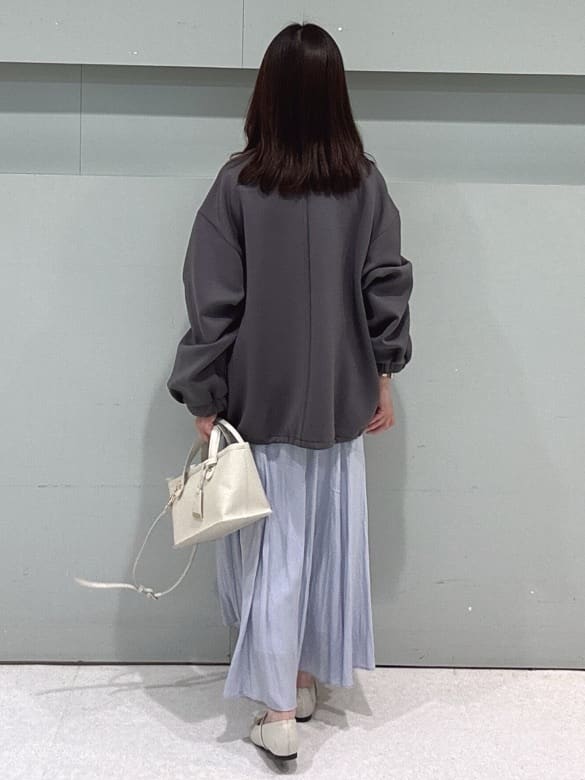 makiさんの「UNTITLED｜【7色展開/洗える/程よい透け感】ドライタッチVネックニット」を使ったコーディネート