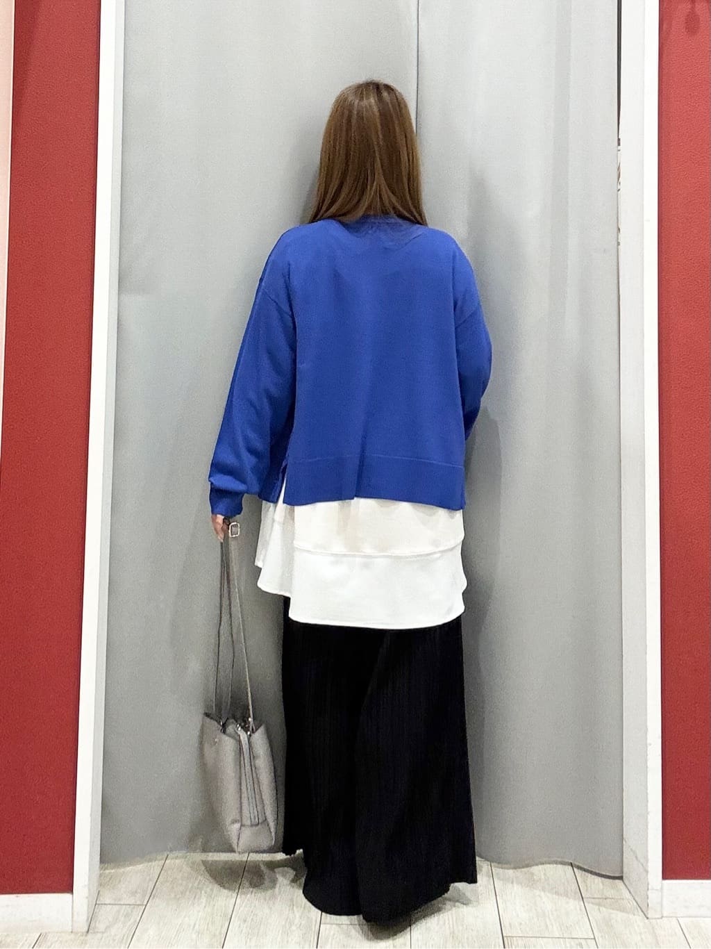 shioさんの「SHOO･LA･RUE｜【洗濯機可/UV】さらっとしたタッチが心地よい ショート丈 Vネックカーディガン」を使ったコーディネート