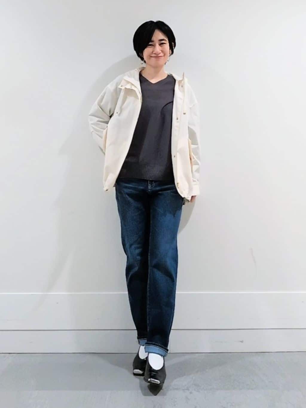ミズタさんの「UNTITLED｜【7色展開/洗える/程よい透け感】ドライタッチVネックニット」を使ったコーディネート