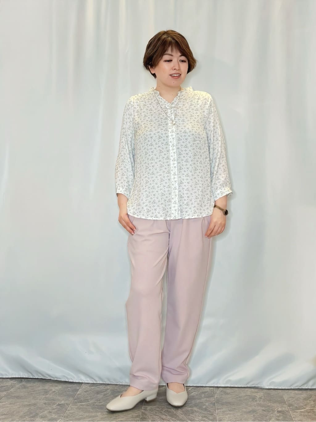 たみさんの「SHOO･LA･RUE｜【S-LL/7分袖】首元をすっきり魅せる　大人の上品サテンブラウス」を使ったコーディネート