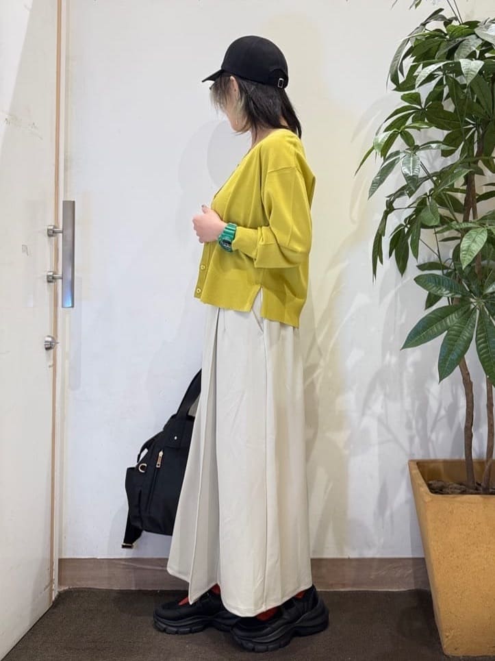 misakiさんの「SHOO･LA･RUE｜【洗濯機可/UV】さらっとしたタッチが心地よい ショート丈 Vネックカーディガン」を使ったコーディネート