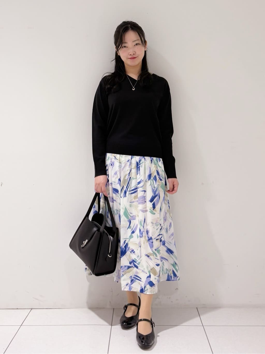 momokoさんの「INDIVI｜【シルク混】きれいめVネックニット」を使ったコーディネート