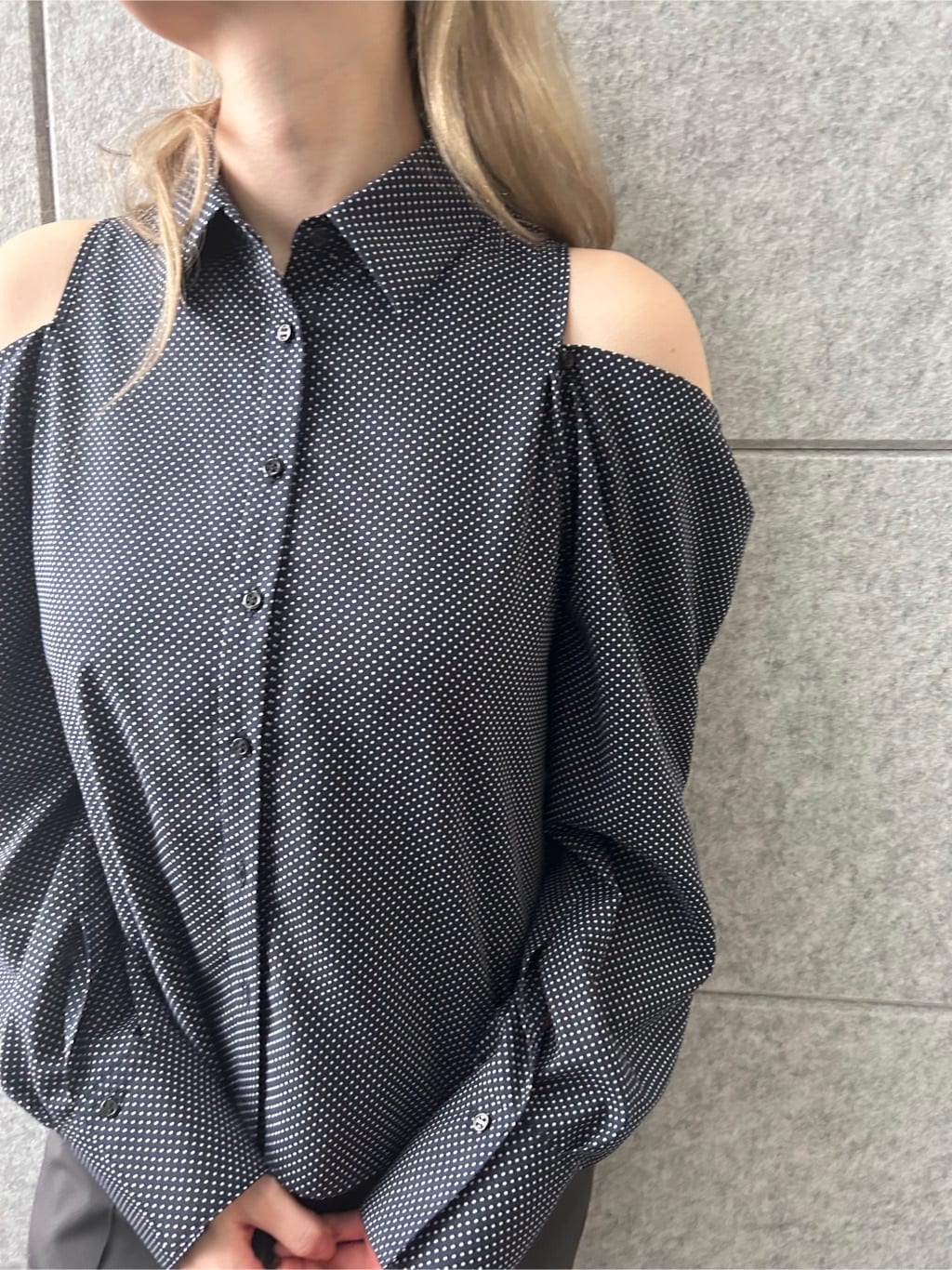 honoka Aさんの「CODE A｜dots open shoulder shirts」を使ったコーディネート