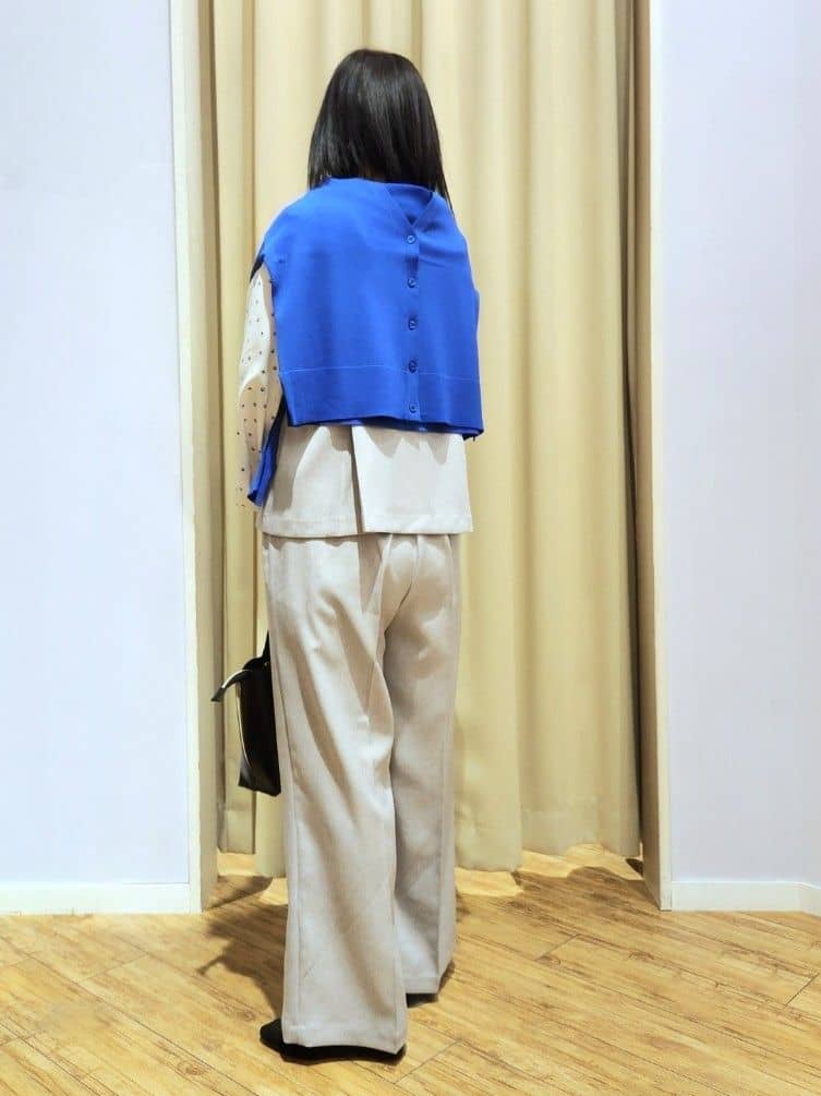 くまさんの「SHOO･LA･RUE｜【洗濯機可/UV】さらっとしたタッチが心地よい ショート丈 Vネックカーディガン」を使ったコーディネート