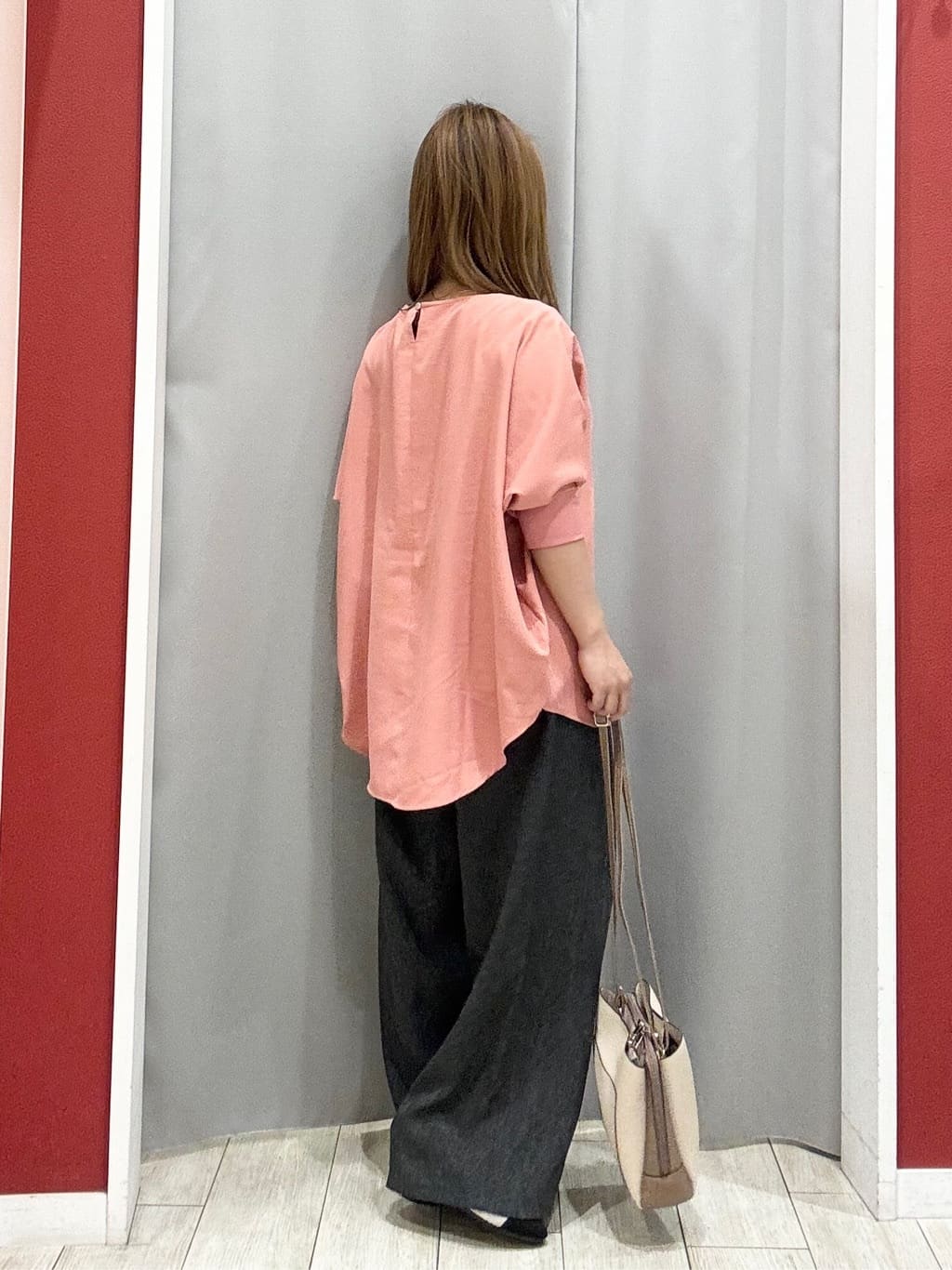 shioさんの「SHOO･LA･RUE｜【着丈選べる/体型カバー/洗濯機可】さらさらとろん ドルマンブラウス」を使ったコーディネート