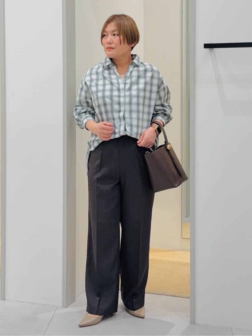 タナさんの「THE SHOP TK｜【後ろ姿もサマになる】バックシャーリングシャツ」を使ったコーディネート
