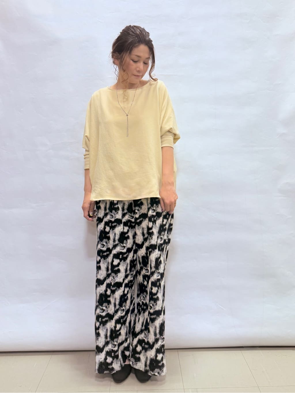 fuuさんの「SHOO･LA･RUE｜【S-LL/柄が選べる】ウエストゴムでらくちん 大人プリーツイージーパンツ」を使ったコーディネート