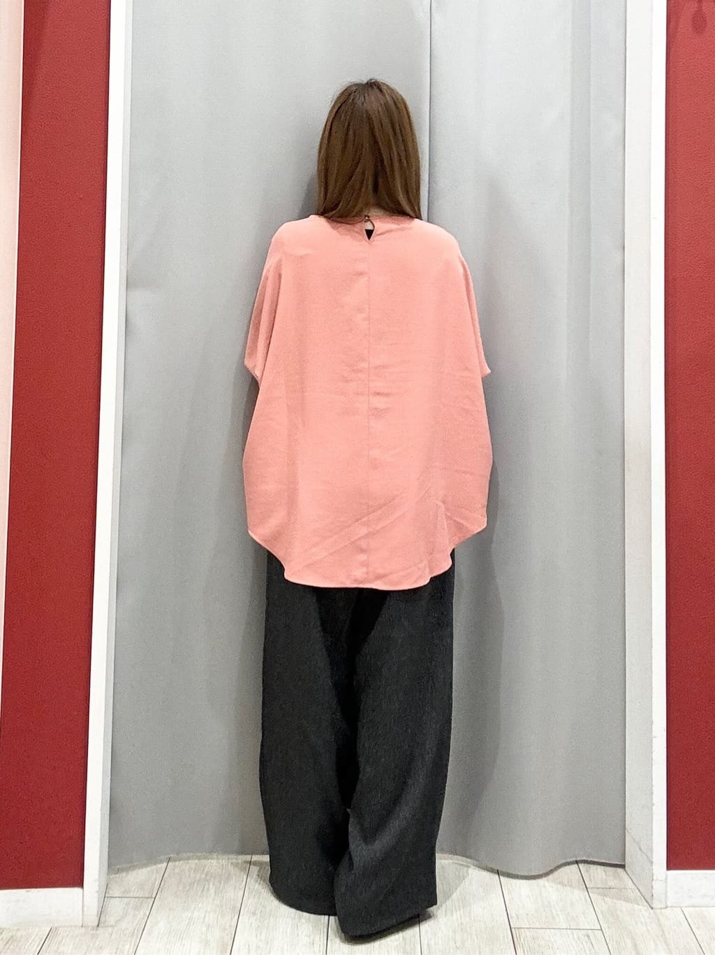 shioさんの「SHOO･LA･RUE｜【着丈選べる/体型カバー/洗濯機可】さらさらとろん ドルマンブラウス」を使ったコーディネート