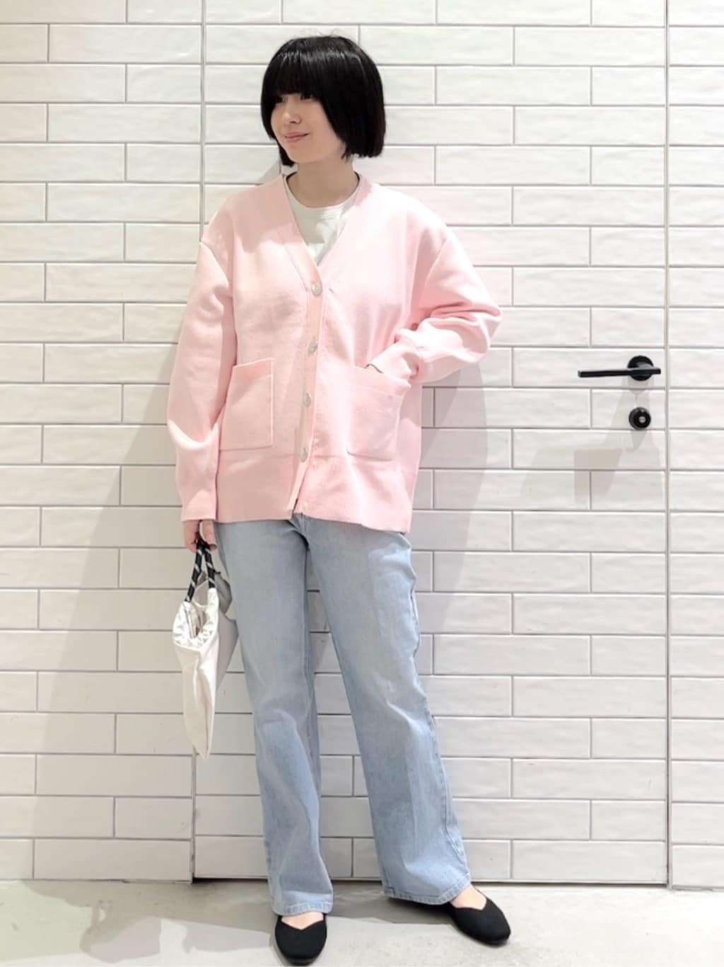 しおりさんの「OPAQUE.CLIP｜リラクシーロゴプリントTシャツ【洗濯機OK】」を使ったコーディネート