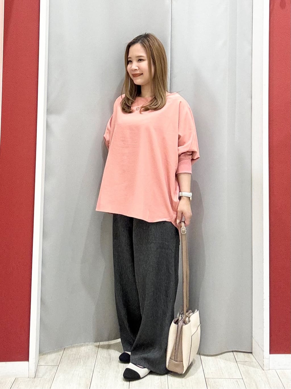 shioさんの「SHOO･LA･RUE｜【着丈選べる/体型カバー/洗濯機可】さらさらとろん ドルマンブラウス」を使ったコーディネート