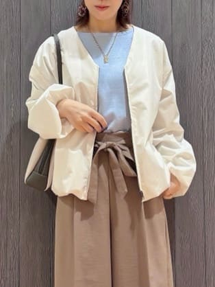 meiさんの「SHOO･LA･RUE｜【防風/撥水/S-LL】お顔回りすっきり見え　Vネックバルーンブルゾン」を使ったコーディネート