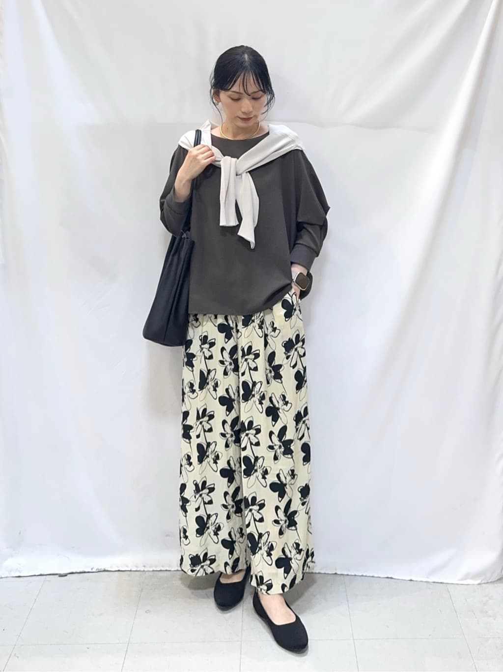 𝐇𝐢𝐫𝐨𝐦𝐢さんの「SHOO･LA･RUE｜【洗濯機可/UV】さらっとしたタッチが心地よい ショート丈 Vネックカーディガン」を使ったコーディネート