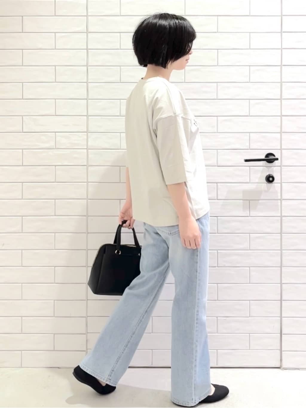 しおりさんの「OPAQUE.CLIP｜リラクシーロゴプリントTシャツ【洗濯機OK】」を使ったコーディネート