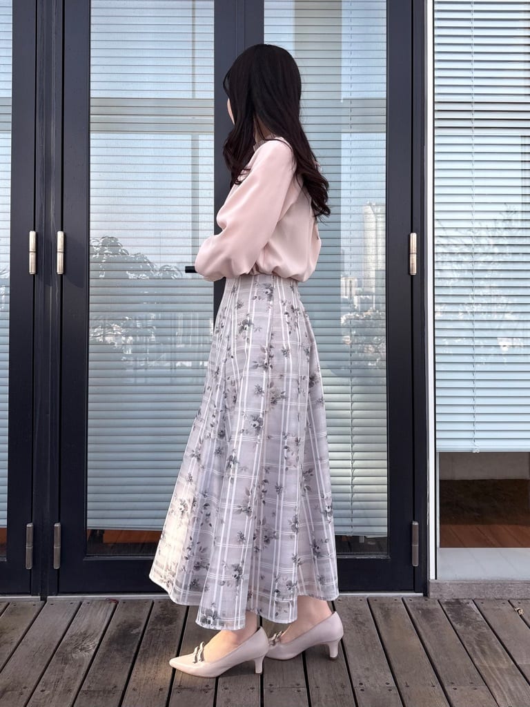 AOIさんの「Couture brooch｜【通勤・着映え】レースカフス ピコシャーリング バックリボンブラウス」を使ったコーディネート
