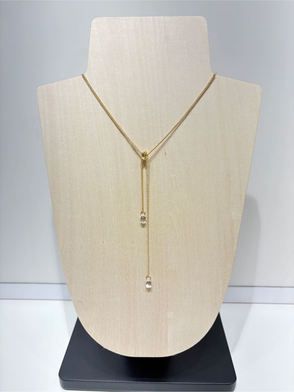 まきさんの「grove｜マーブルアクリルリングネックレス」を使ったコーディネート