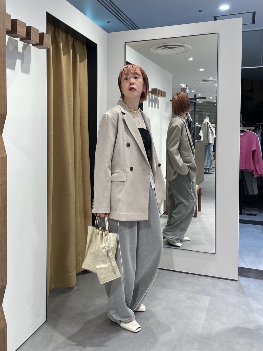 mikuさんの「INDIVI｜【一部店舗限定】パイピング裏毛ワイドパンツ」を使ったコーディネート
