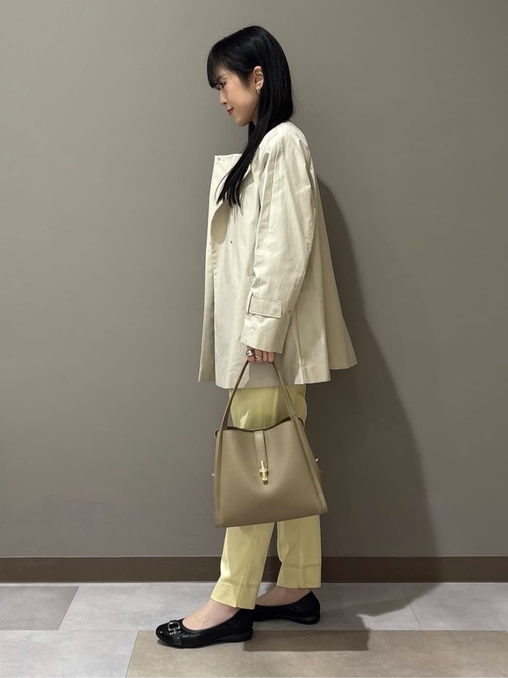 KEIKOさんの「INDIVI｜【撥水/軽量】ミドル丈 ミニマルトレンチコート」を使ったコーディネート