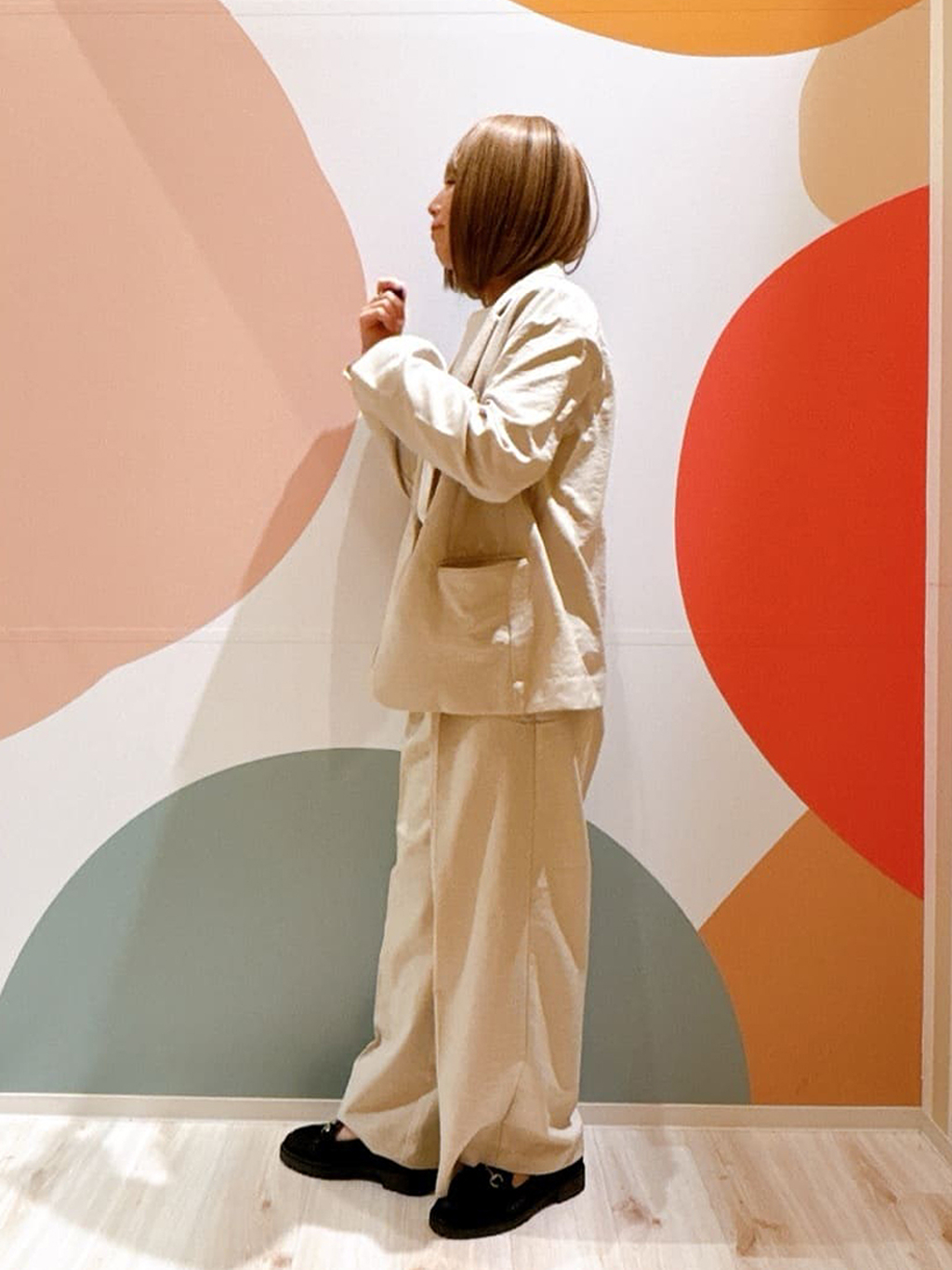 長男さんの「SHOO･LA･RUE｜【UV/抗菌防臭/洗濯機可】小さめロゴの大人スムースロンT」を使ったコーディネート