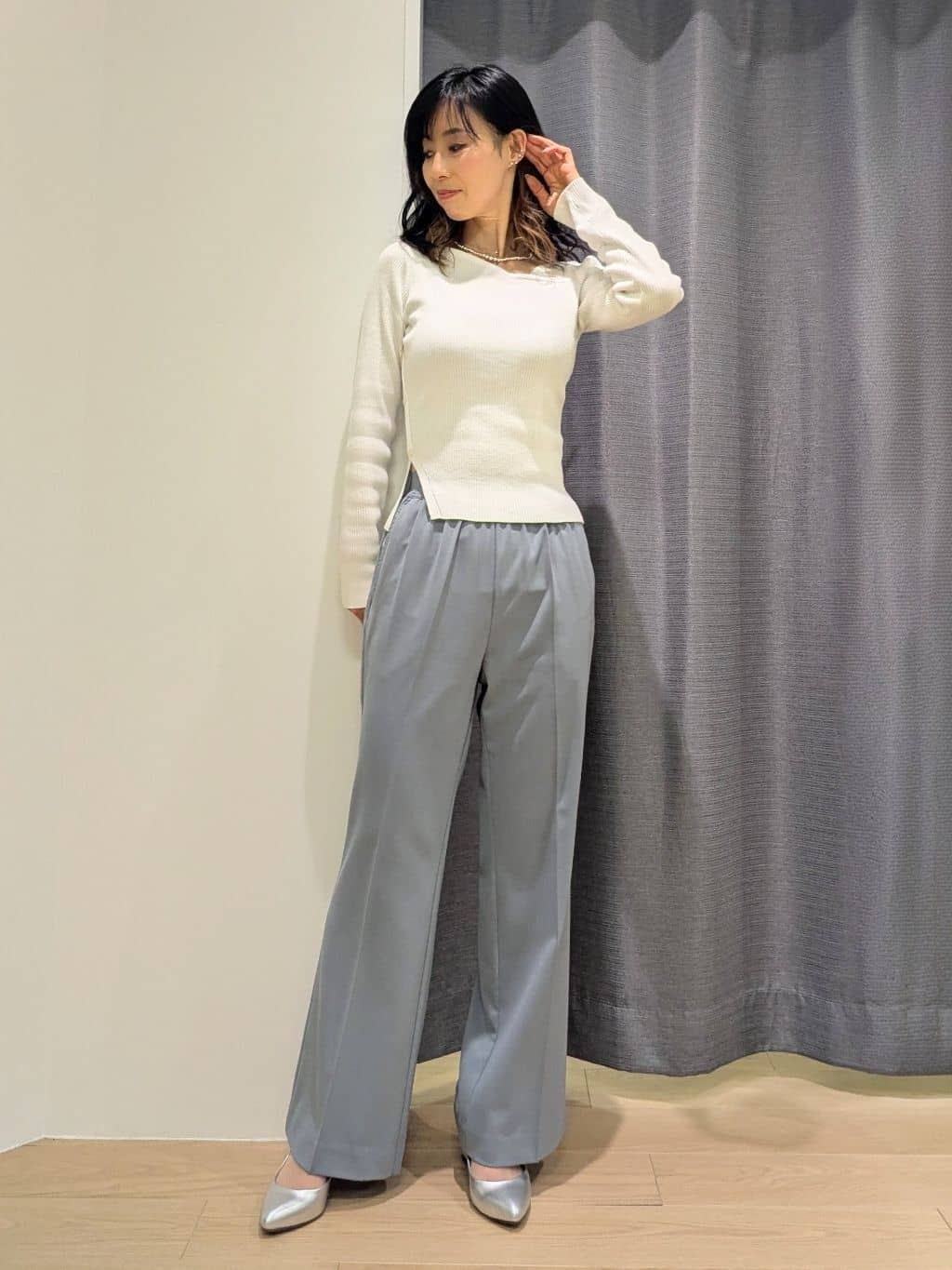 miiさんの「INDIVI｜オフショルスリットリブニット」を使ったコーディネート