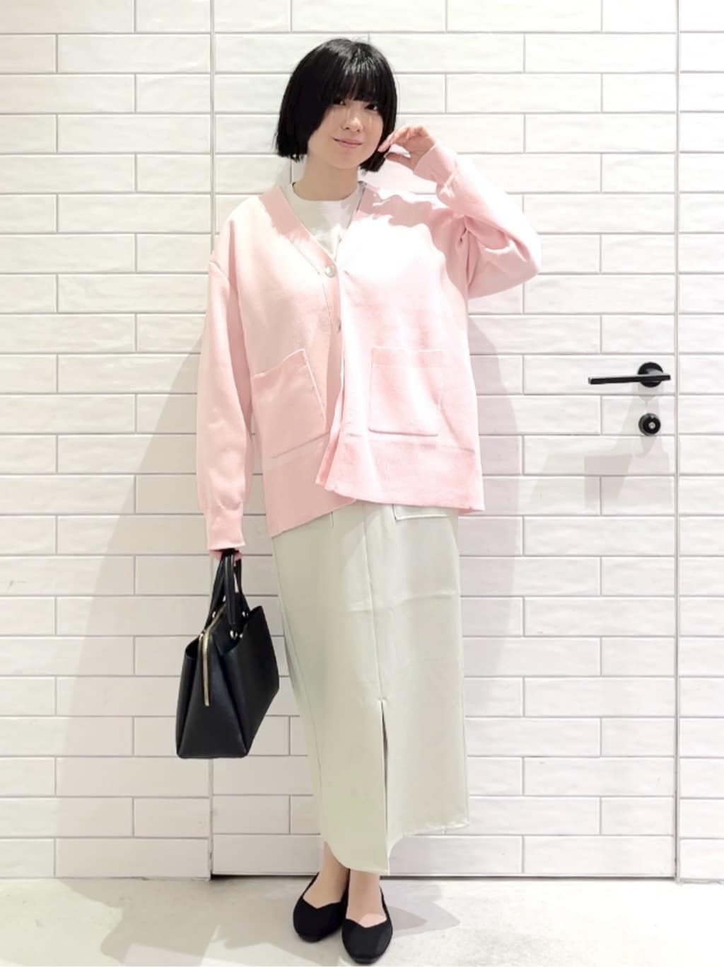 しおりさんの「OPAQUE.CLIP｜リラクシーロゴプリントTシャツ【洗濯機OK】」を使ったコーディネート