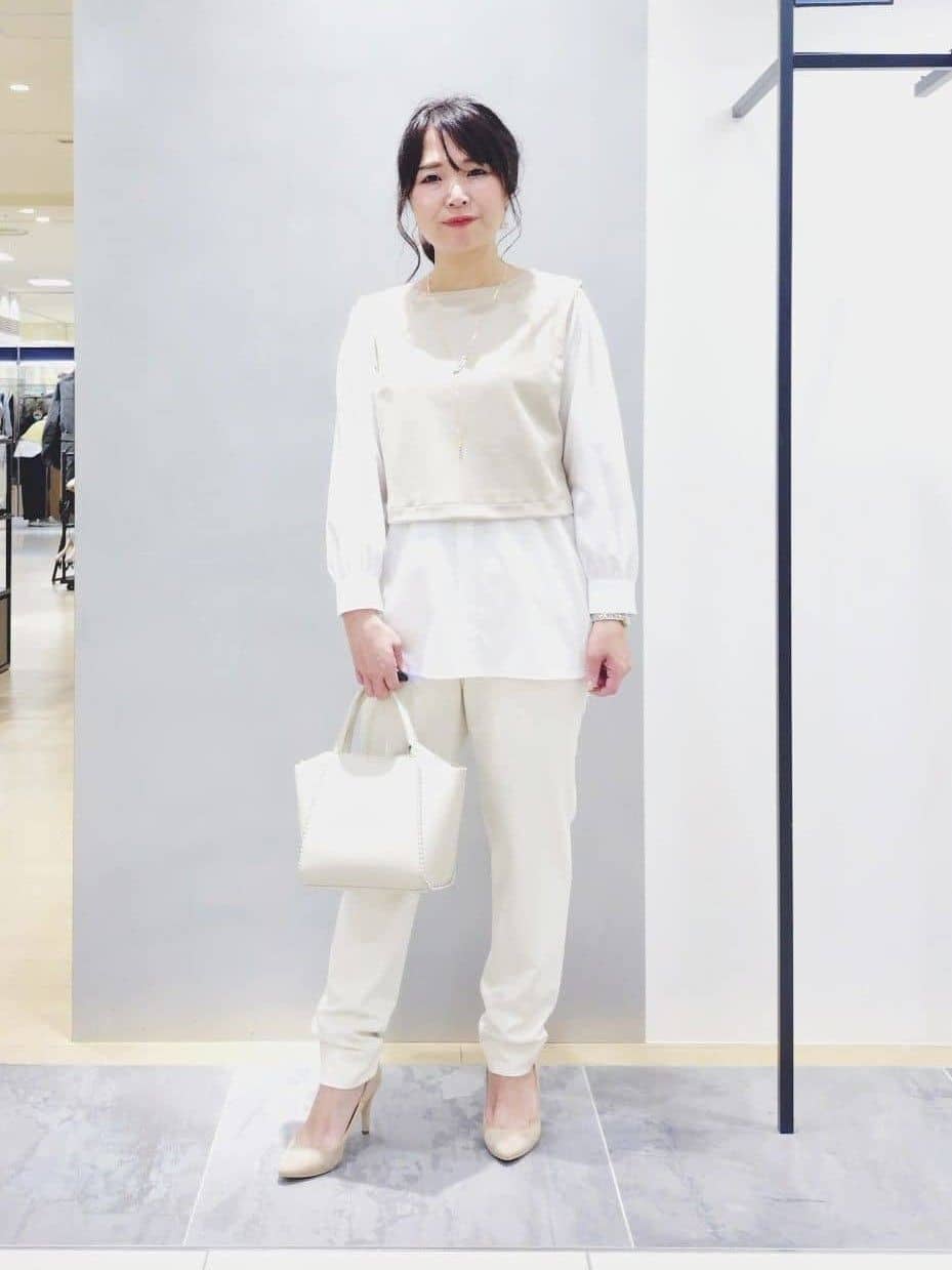 TOMOMIさんの「INDIVI｜【花粉付着防止／撥水／UVケア】名品トレンチコート」を使ったコーディネート