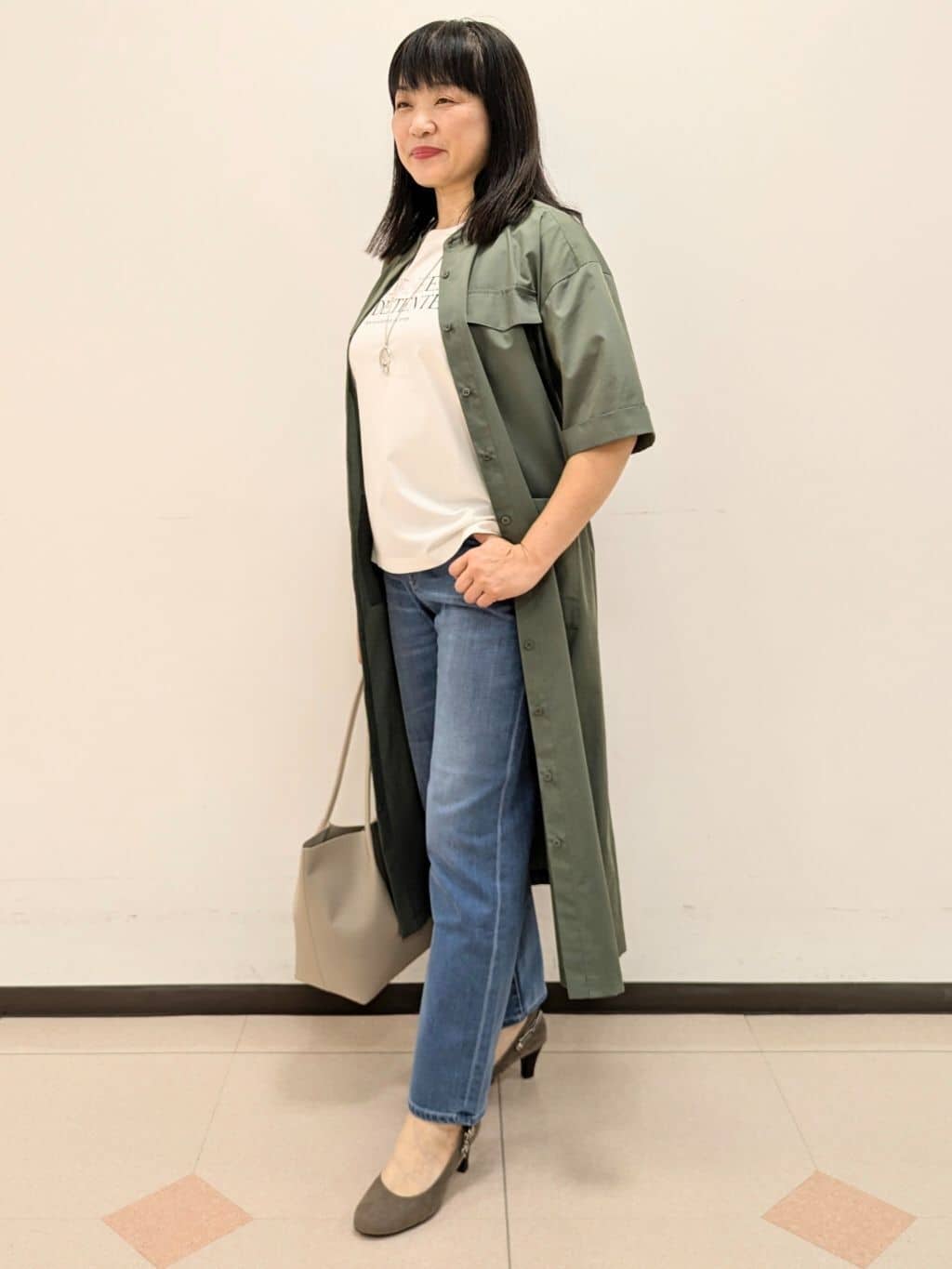 ともさんの「UNTITLED｜◆【洗える/前開きボタン】シャンブレーシャツワンピース」を使ったコーディネート