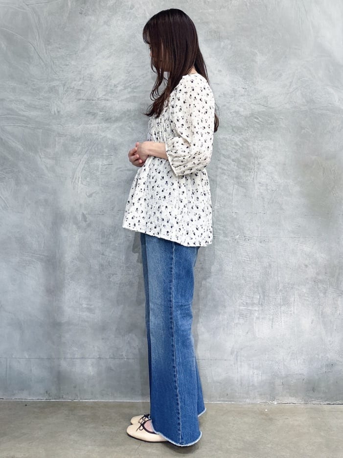 misaさんの「THE SHOP TK｜大人のフェミニンスタイルに 花柄楊柳シャーリングブラウス」を使ったコーディネート