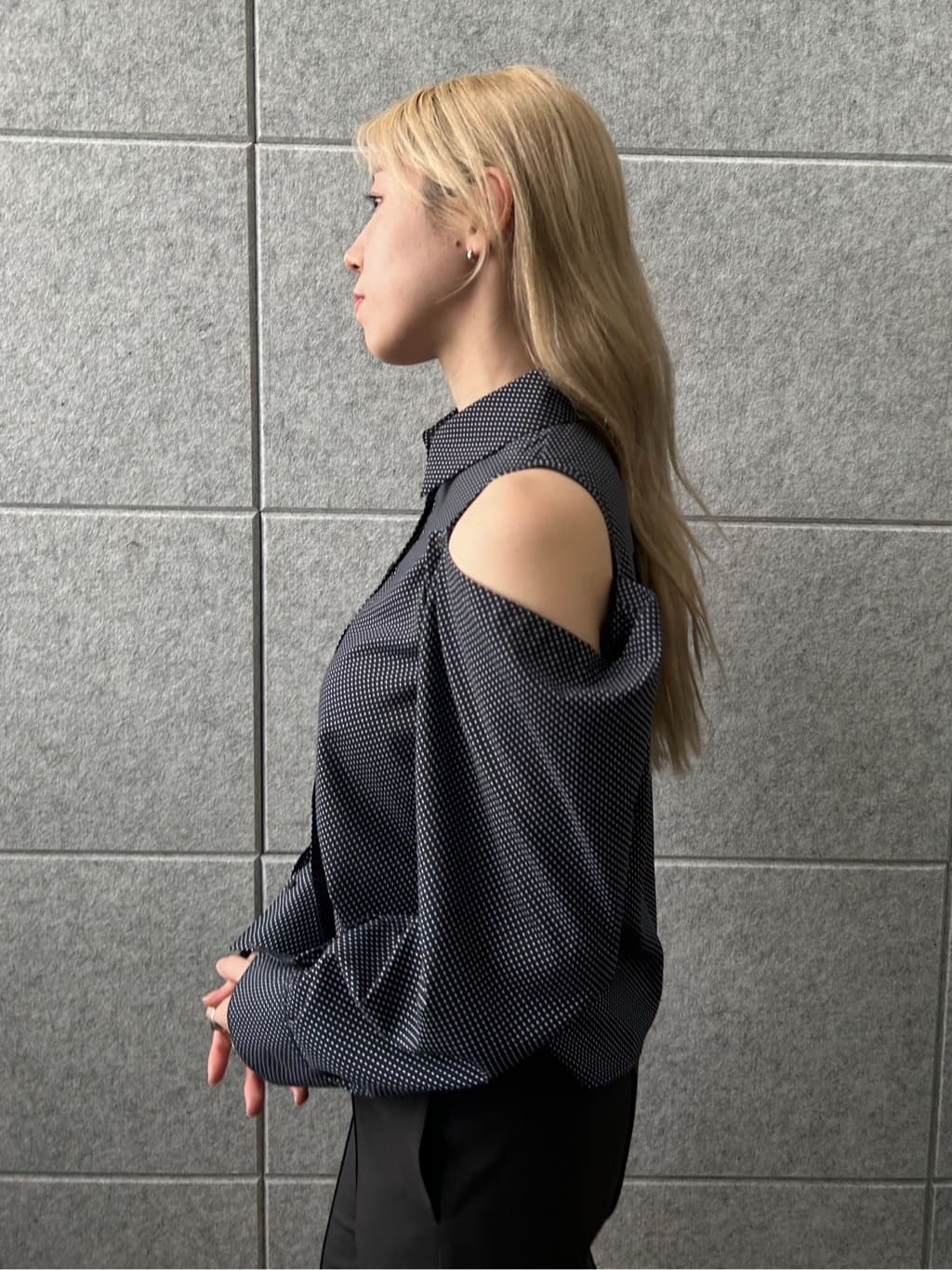 honoka Aさんの「CODE A｜dots open shoulder shirts」を使ったコーディネート