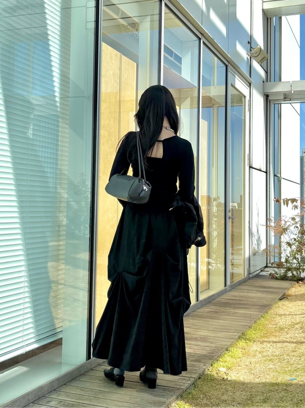ibukiさんの「INDIVI｜オフショルスリットリブニット」を使ったコーディネート