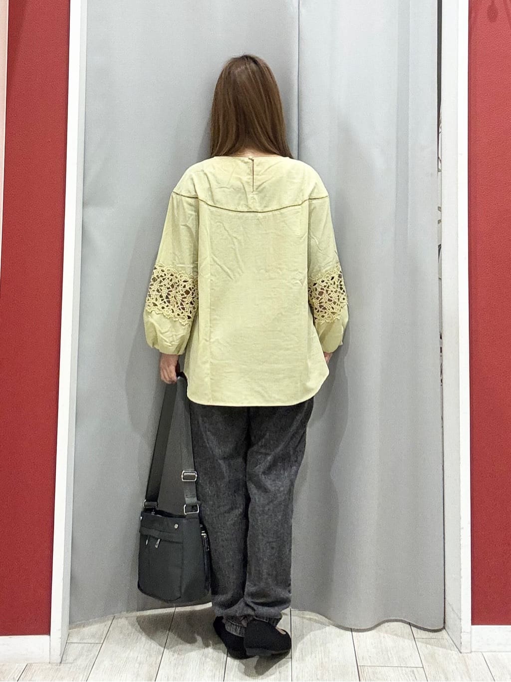 shioさんの「SHOO･LA･RUE｜【洗濯機可/7分袖】インせず着られる 透かし編み柄が上品な レース切替シャツ」を使ったコーディネート