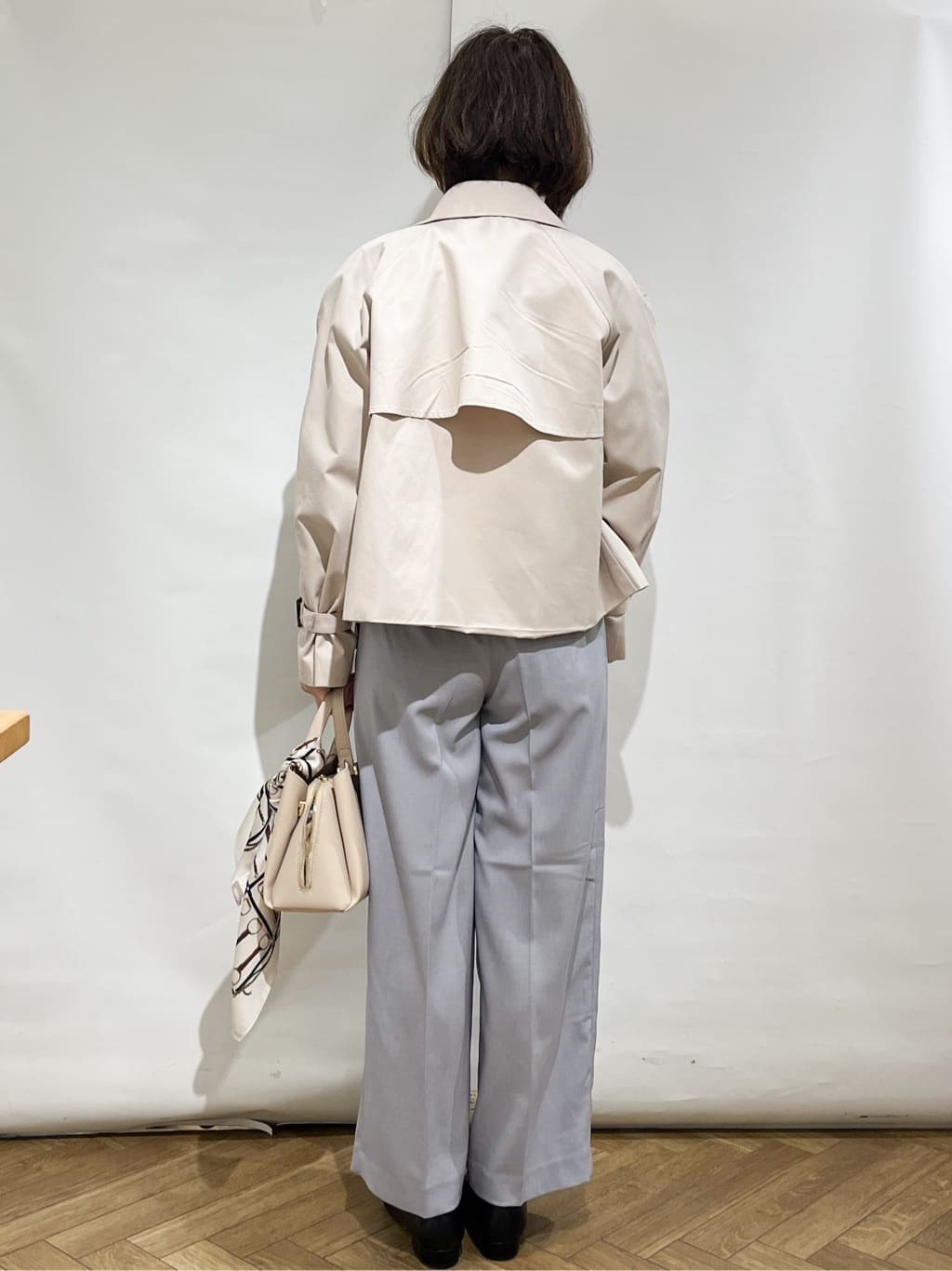 fumiさんの「index｜キャンディスリーブショートトレンチコート【洗濯機OK／撥水／防花粉】《5col》」を使ったコーディネート
