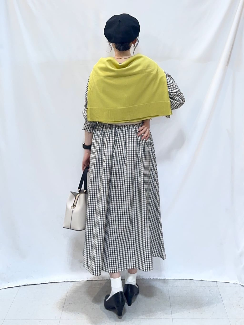 𝐇𝐢𝐫𝐨𝐦𝐢さんの「SHOO･LA･RUE｜【洗濯機可/UV】さらっとしたタッチが心地よい ショート丈 Vネックカーディガン」を使ったコーディネート