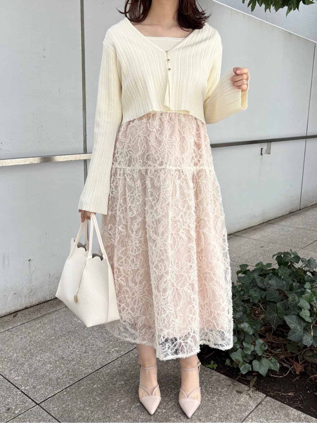 みさかさんの「index｜シェル&times;エッジメタルしずくピアス」を使ったコーディネート