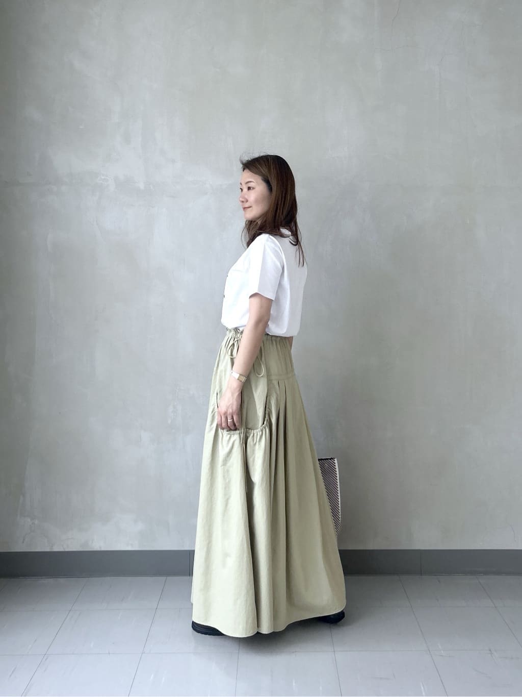 takaさんの「INDIVI｜メッセージプリントクルーネックTシャツ」を使ったコーディネート