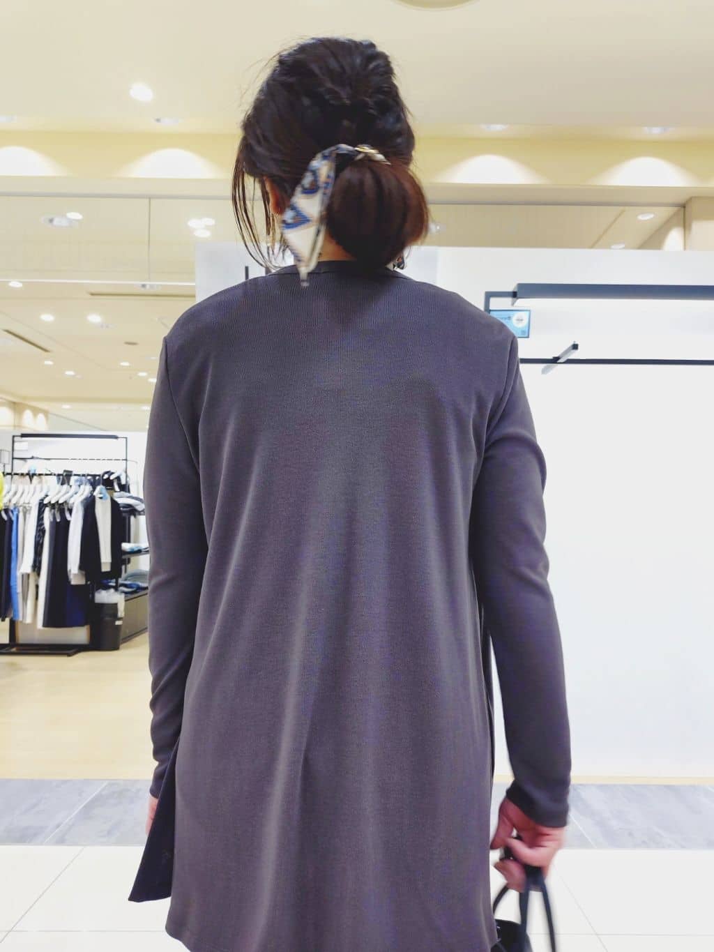 TOMOMIさんの「INDIVI｜【UVケア／選べるグラフィック】スムースジャージTシャツ」を使ったコーディネート