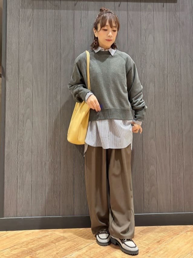 meiさんの「SHOO･LA･RUE｜MIX調 シンプルラグランスウェット」を使ったコーディネート