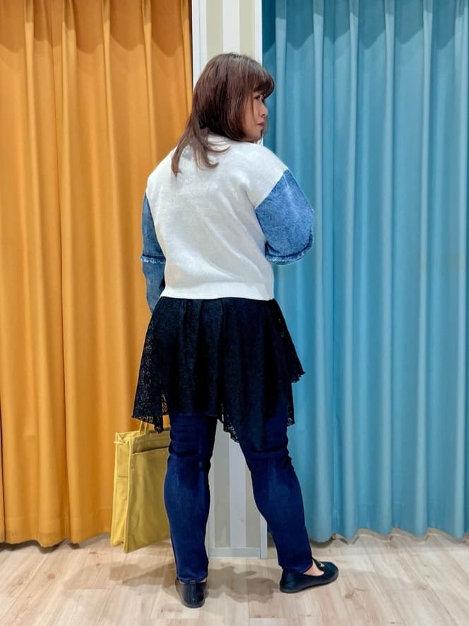 TUMU-TUMUさんの「SHOO･LA･RUE｜デニム袖切替ロゴニット」を使ったコーディネート