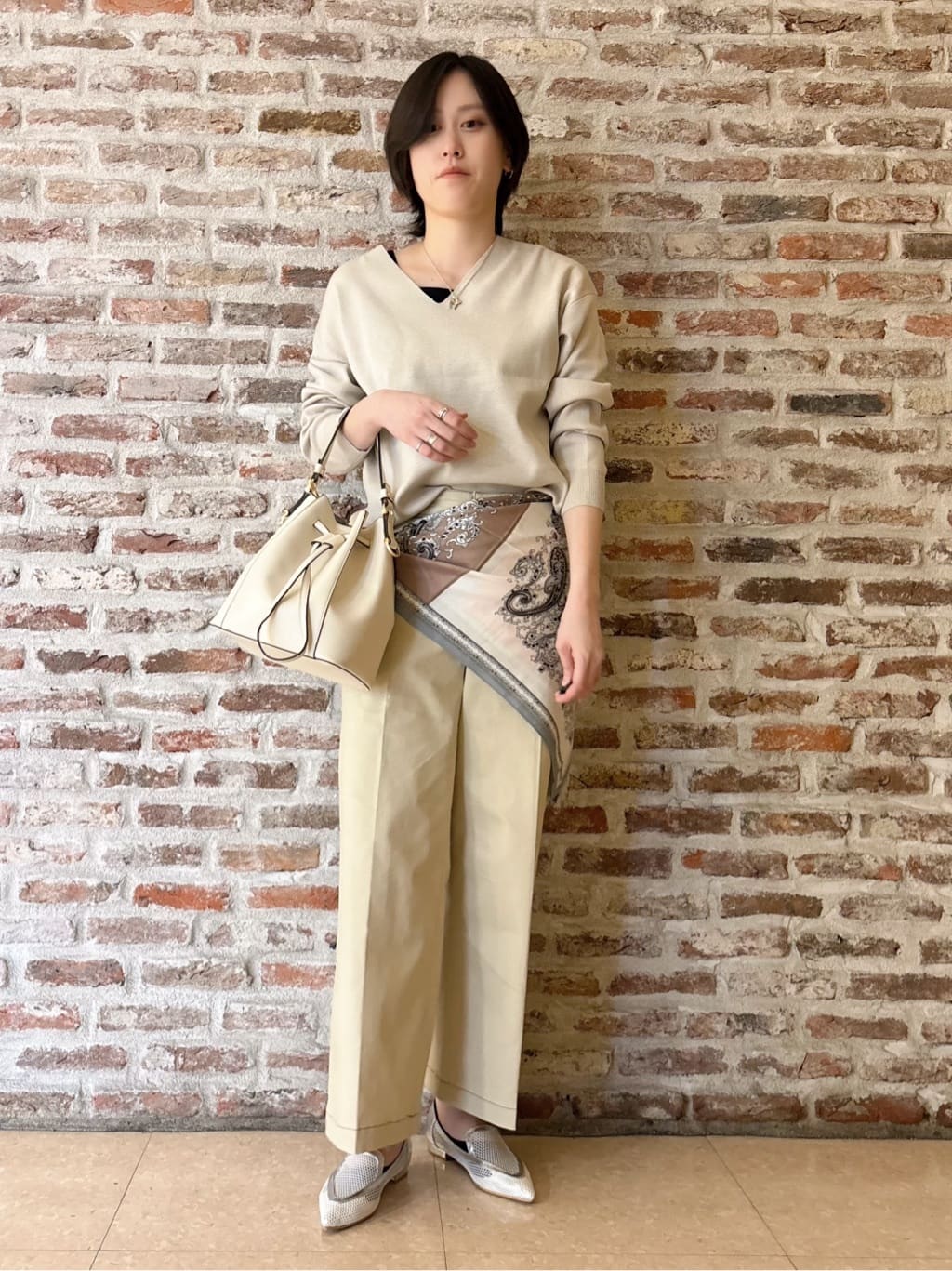 しばさんの「THE SHOP TK｜【S-XLサイズ/上品見えが叶う】Vネックニット/洗濯機OK」を使ったコーディネート