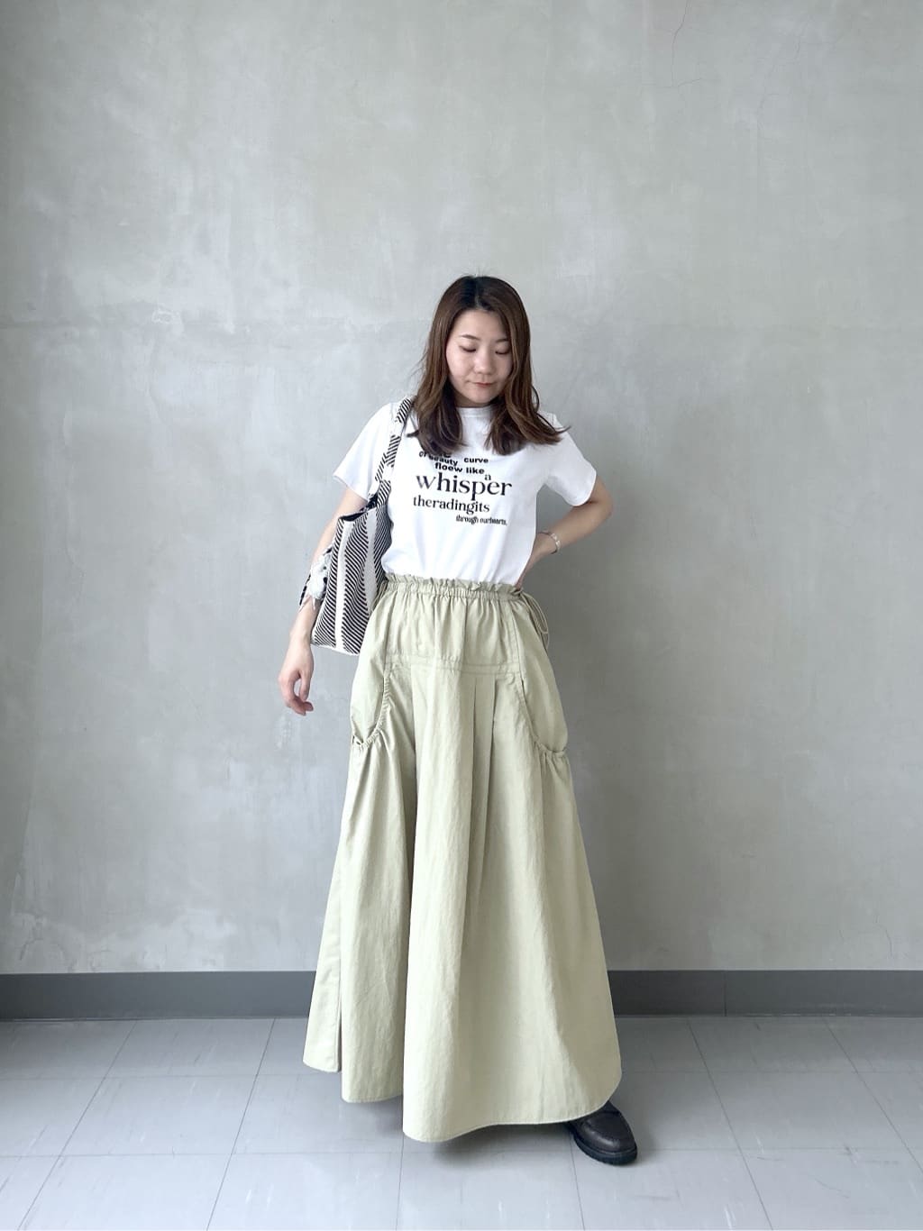 takaさんの「INDIVI｜メッセージプリントクルーネックTシャツ」を使ったコーディネート