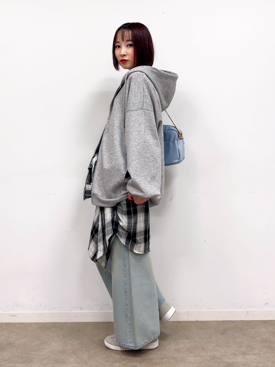 𝐜𝐡𝐢𝐤𝐚さんの「SHOO･LA･RUE｜【片手ではける】シンプルスニーカー」を使ったコーディネート