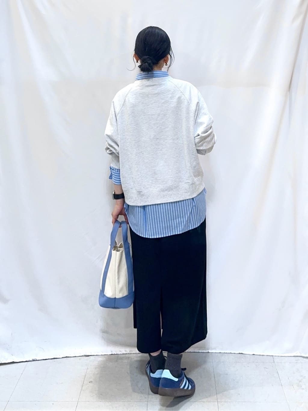𝐇𝐢𝐫𝐨𝐦𝐢さんの「SHOO･LA･RUE｜MIX調 シンプルラグランスウェット」を使ったコーディネート