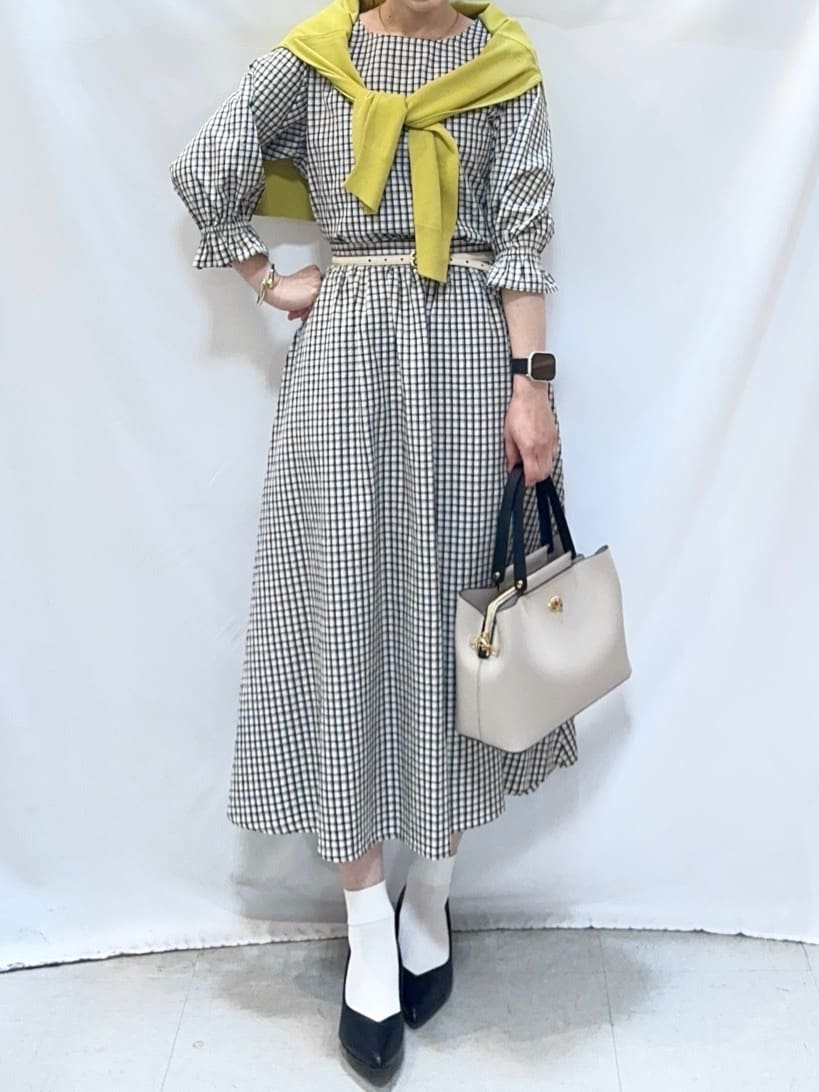 𝐇𝐢𝐫𝐨𝐦𝐢さんの「SHOO･LA･RUE｜【洗濯機可/UV】さらっとしたタッチが心地よい ショート丈 Vネックカーディガン」を使ったコーディネート