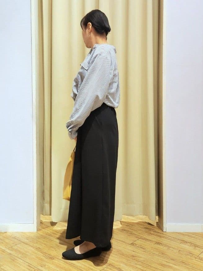 くまさんの「SHOO･LA･RUE｜【洗濯機可/S-LL】腰まわりを自然にカバーする ラップ風ナロースカート」を使ったコーディネート