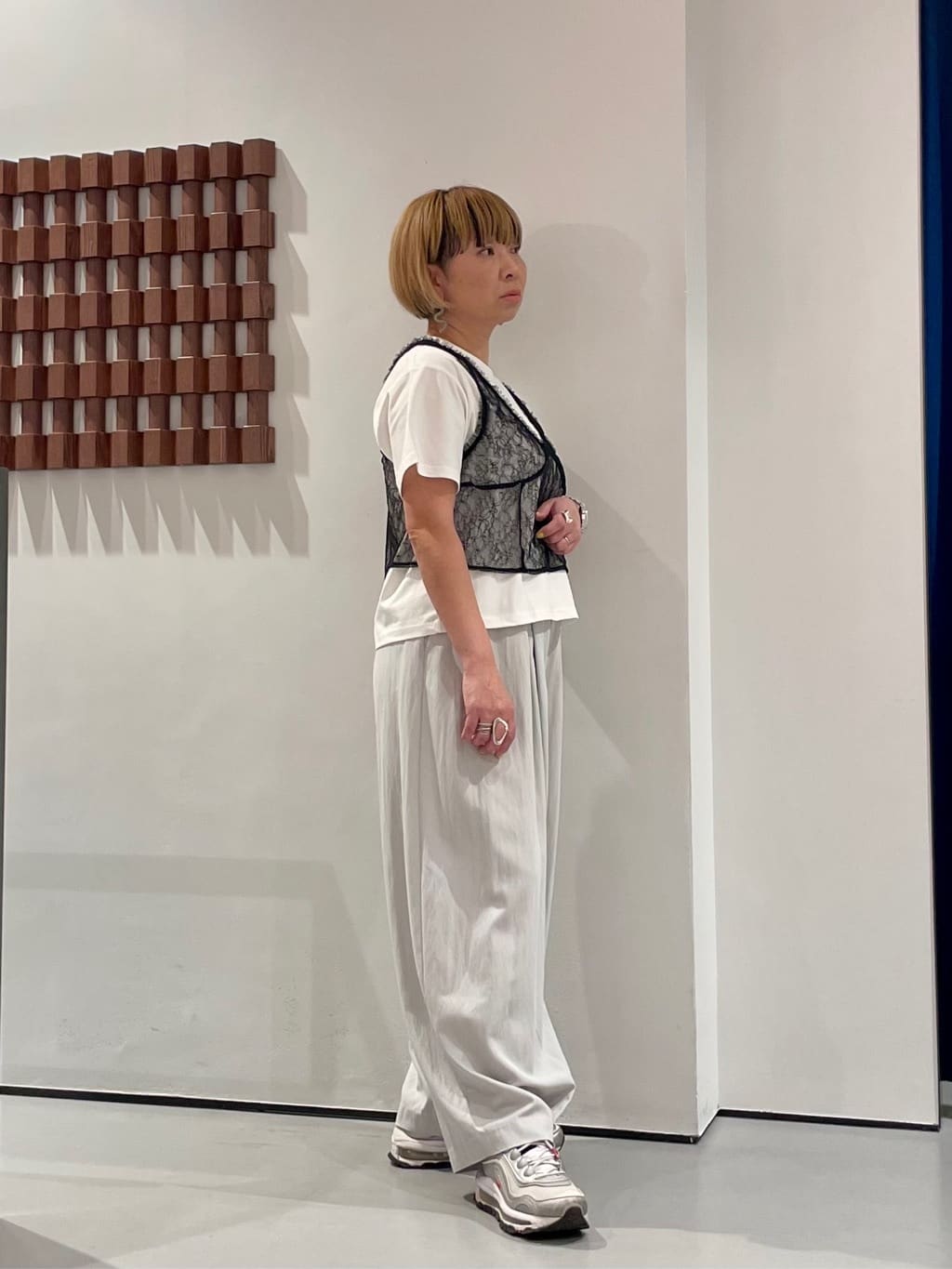 KOUさんの「INDIVI｜クルーネック刺繍Tシャツ」を使ったコーディネート