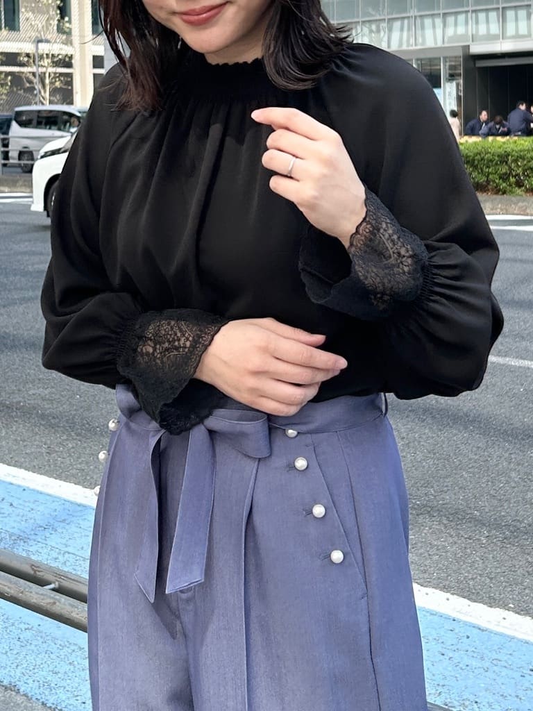 shinoさんの「Couture brooch｜【通勤・着映え】レースカフス ピコシャーリング バックリボンブラウス」を使ったコーディネート
