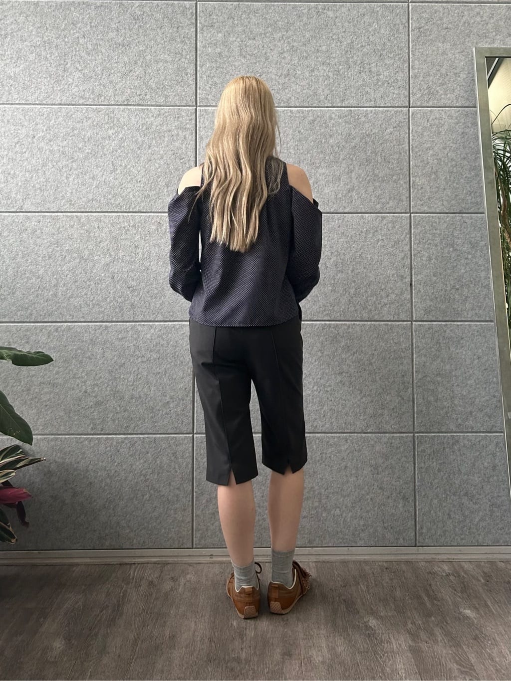 honoka Aさんの「CODE A｜dots open shoulder shirts」を使ったコーディネート