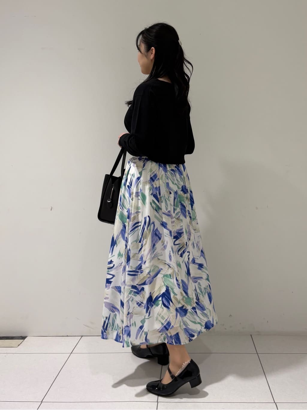 momokoさんの「INDIVI｜【シルク混】きれいめVネックニット」を使ったコーディネート