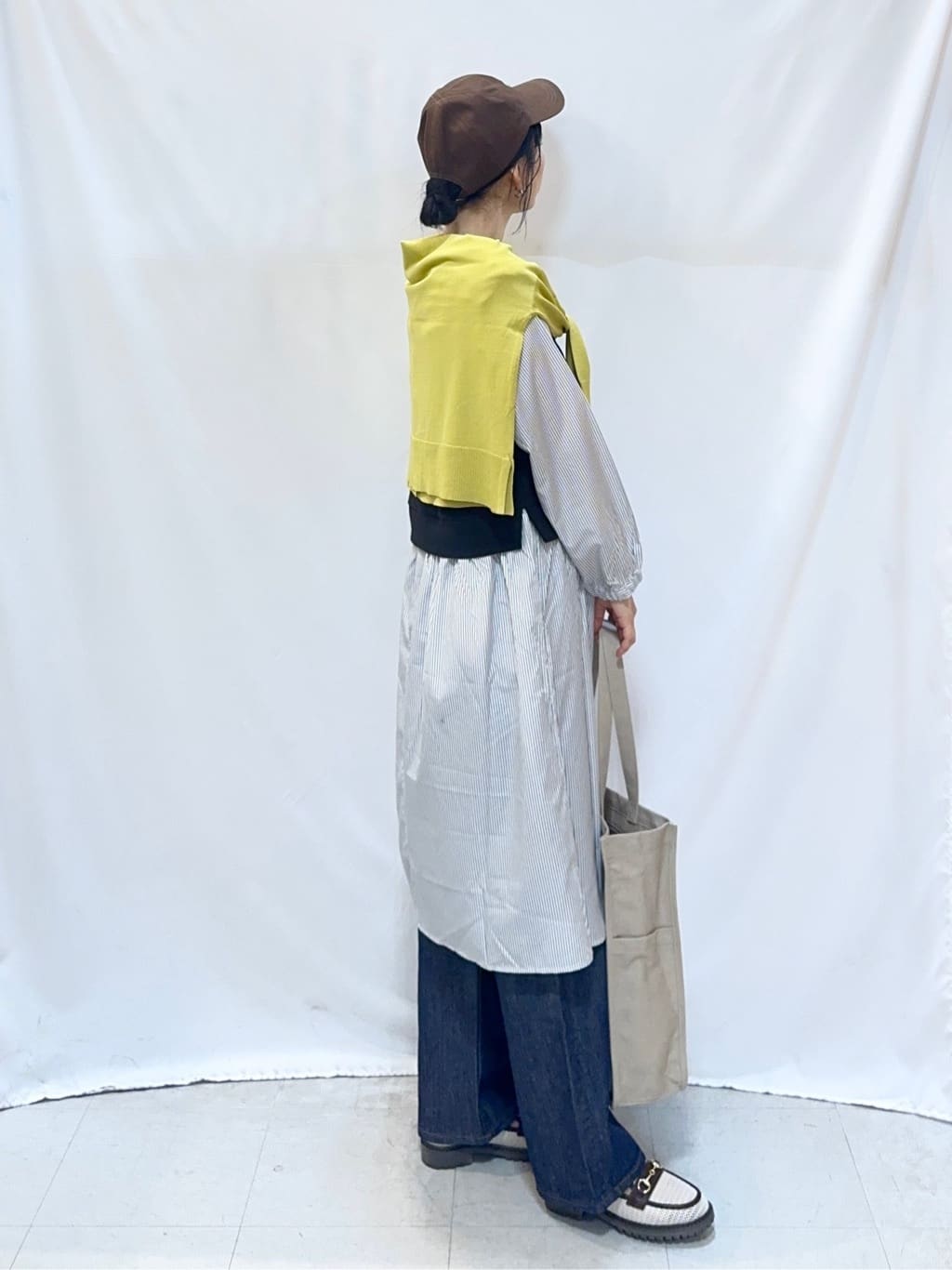 𝐇𝐢𝐫𝐨𝐦𝐢さんの「SHOO･LA･RUE｜【洗濯機可/UV】さらっとしたタッチが心地よい ショート丈 Vネックカーディガン」を使ったコーディネート